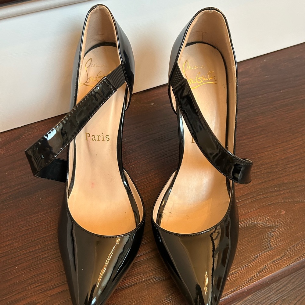 Good fakes! I think they’re fake. Never worn. Size 41 which is 11 women’s.